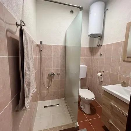 Ana Apartment Pale